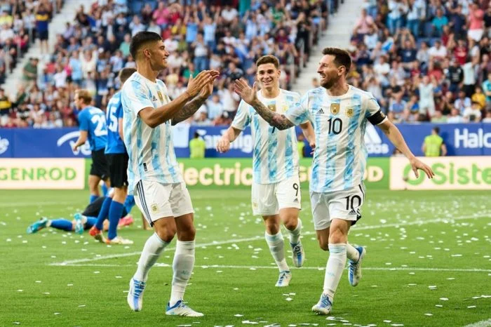 Con cinco goles de Messi, Argentina aplastó a Estonia en España