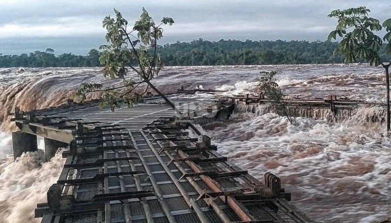 impresionante crecida del Río Iguazú obligó a cerrar el circuito de la Garganta del Diablo