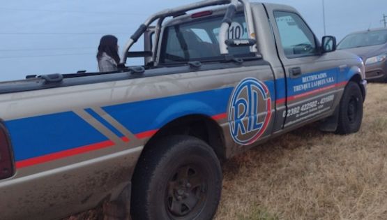 Hallaron entre Villegas y América a un hombre herido en una camioneta