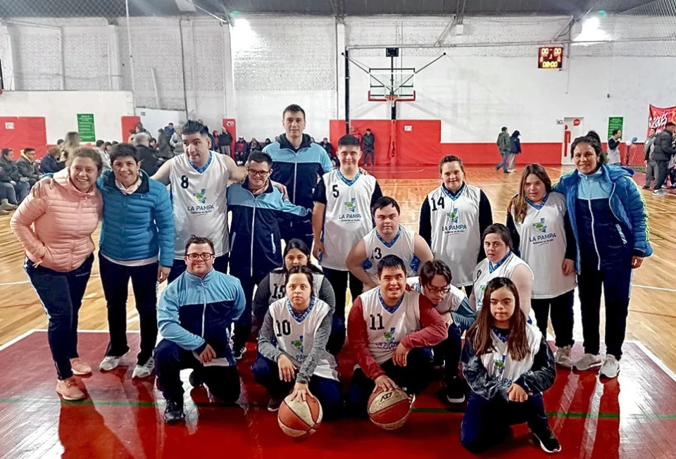 El equipo mixto para personas con síndrome de Down representa a La Pampa en el primer Torneo nacional de básquet inclusivo