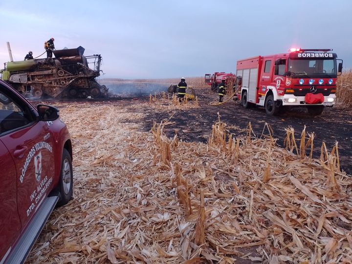 INCENDIO DE UNA COSECHADORA A 10 KM DE RUTA 7 Y 8 KM ADENTRO DEL LOTE