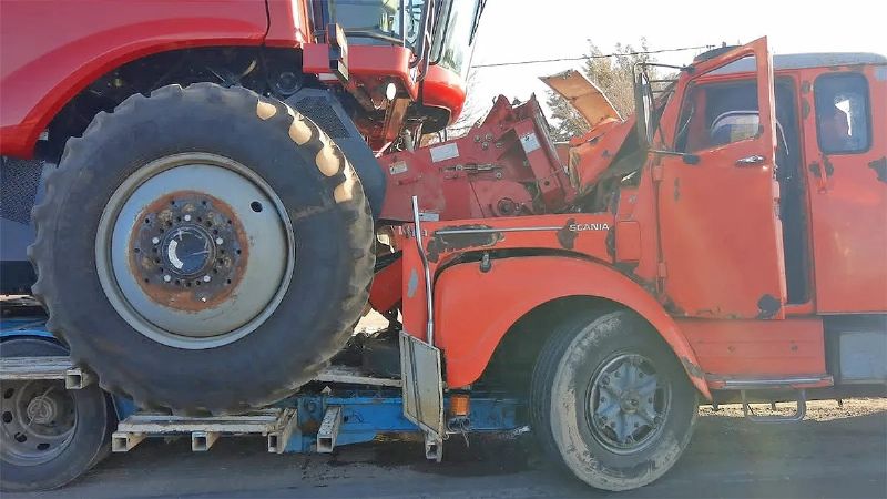 Chocó desde atrás el carretón de otro camión y sufrió heridas