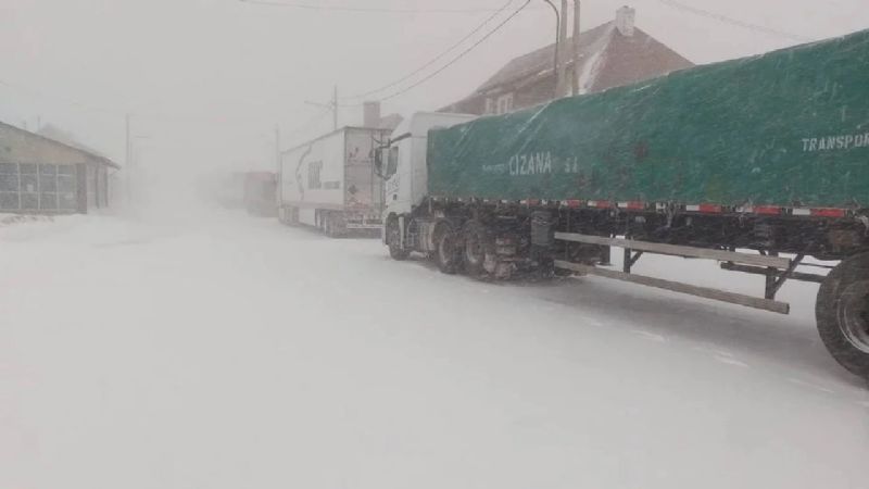 Más de 300 vehículos están varados en la Cordillera de Los Andes por un fuerte temporal de nieve