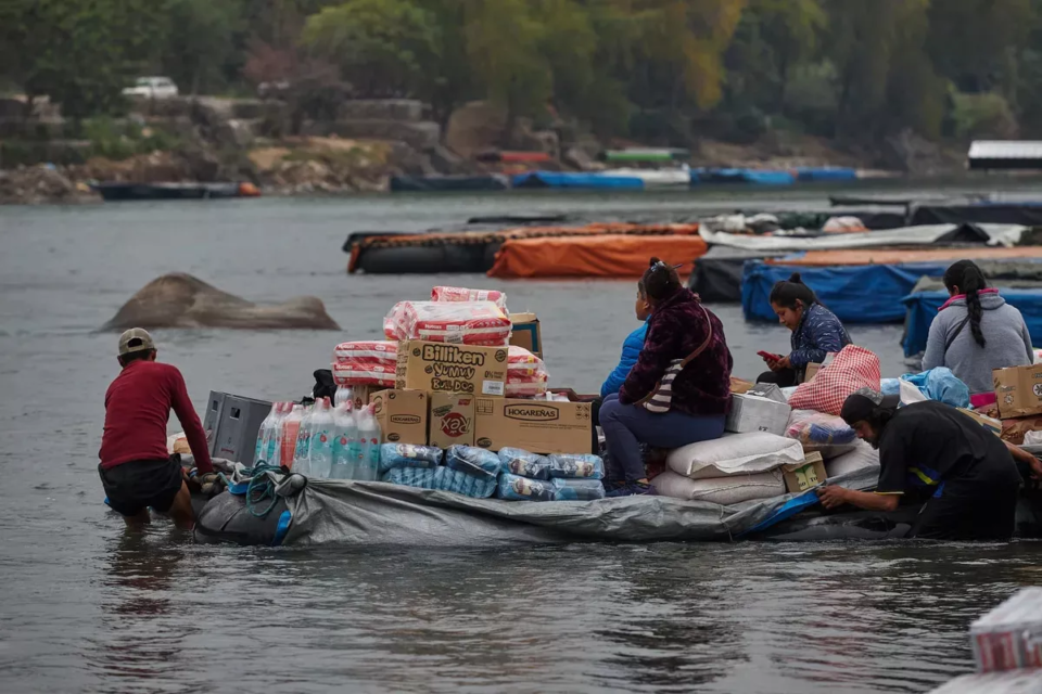 Miles de bolivianos cruzan a comprar en Argentina, la fortaleza de su peso los favorece