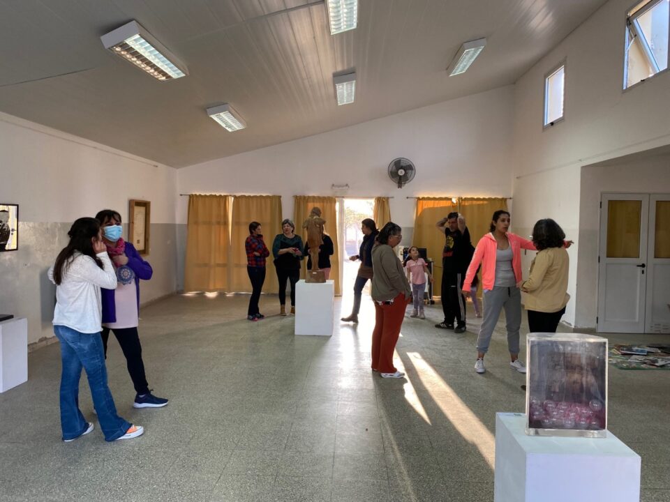Emotiva inauguración de la muestra “Artistas mujeres del MPArtes” en Algarrobo del Águila
