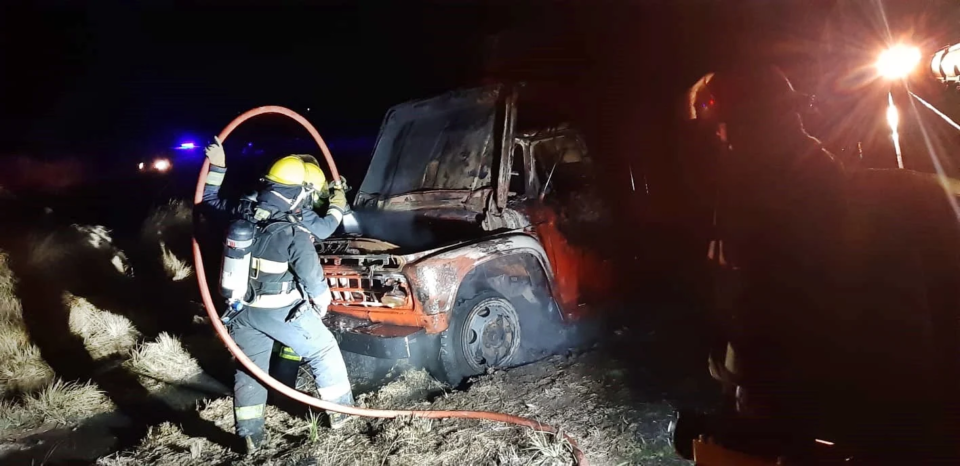 Bomberos trabajó en la madrugada para controlar el fuego que destruyó un camión