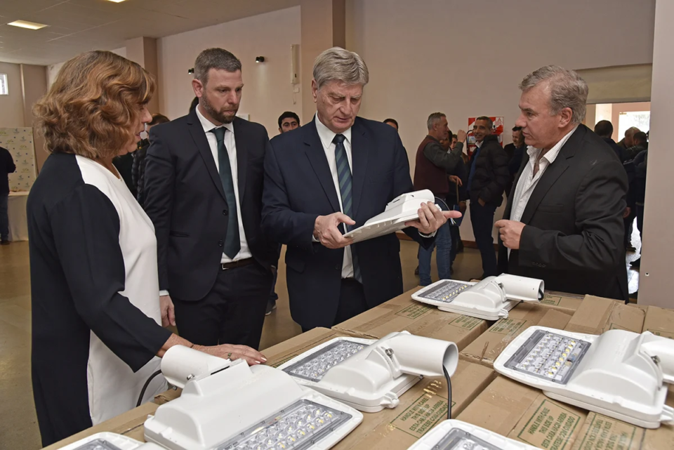 Firmaron convenios para que 52 localidades pampeanas migren a la tecnología “LED”