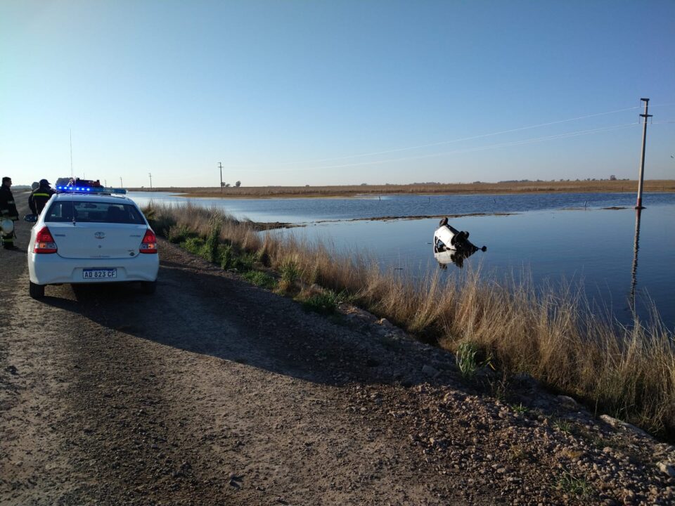 Un auto con dos personas a bordo se despistó cerca de Colonia Barón y terminó adentro de una laguna