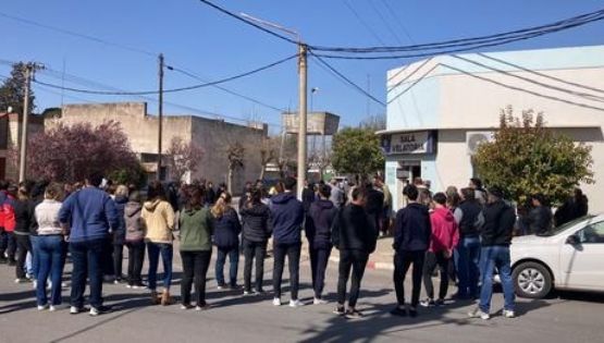 Profundo dolor en despedida a adolescente de Colonia Barón