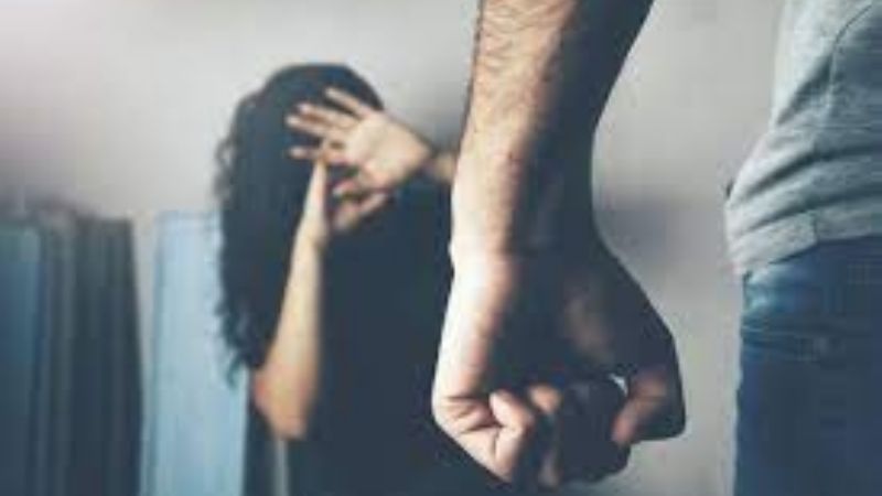 Rescatan a una mujer que estaba siendo salvajemente agredida por su pareja
