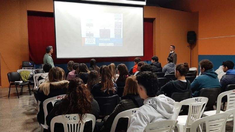 Educación + Justicia: alumnos de dos escuelas se sumaron para organizar un simulacro de juicio en General Pico.