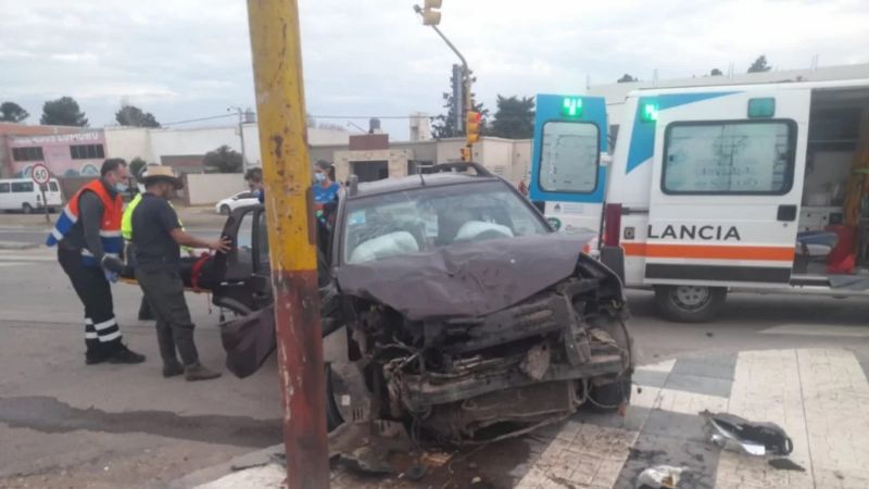 Múltiples vehículos involucrados en choque sobre la Circunvalación, un motociclista termino con las piernas fracturadas