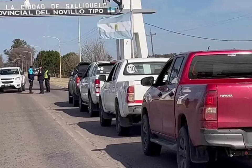La policía no permitió pasar una caravana de productores que quería acercarse a Alberto Fernández