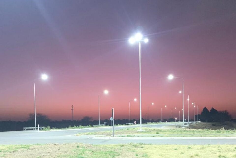 Gobierno culminó obra de iluminación del acceso a Arata