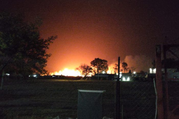 Dotaciones de bomberos trabajan para contener incendio en cercanía del aeropuerto piquense