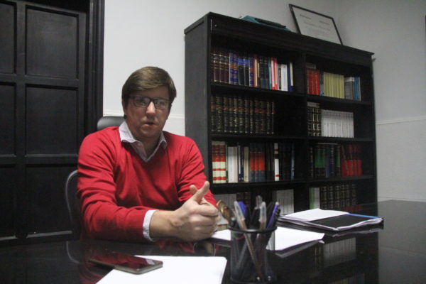 ¡Buenas noticias!… si encontrás un bolso con dinero, podés exigir recompensa legalmente. ¡Pero ojo!, si te quedas con una parte, es delito