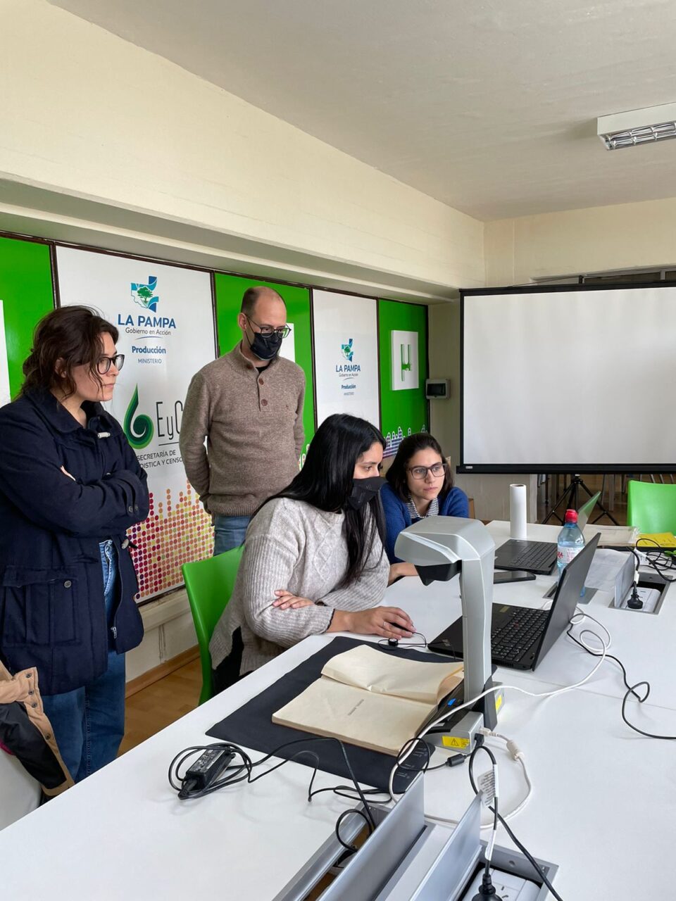 Comenzó el proceso para digitalizar bibliografía de áreas de Gobierno