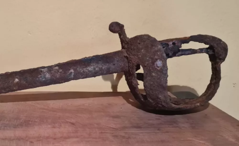 Victorica: en una calle de tierra encontraron un sable de la Campaña del Desierto.
