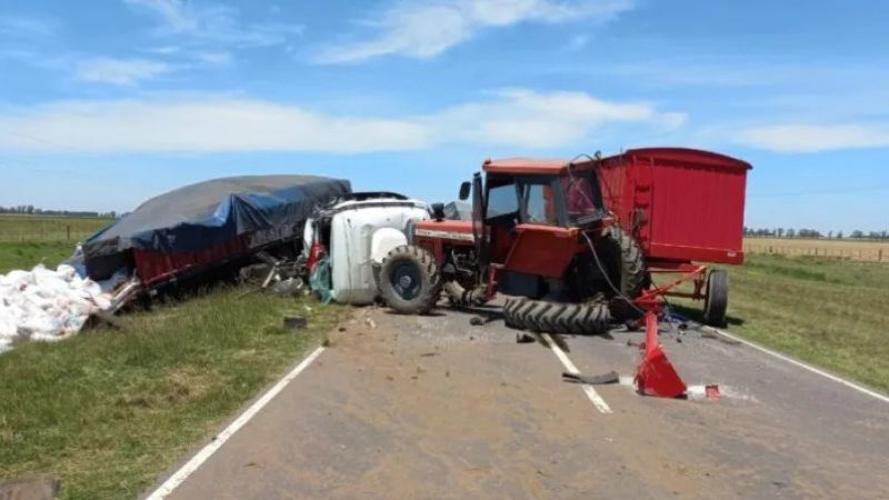 RUTA 1: Un camión y un convoy agrícola chocaron en cercanías del acceso a Intendente Alvear.