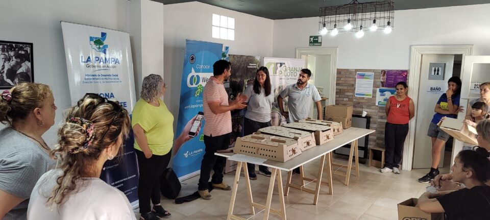 Entregaron ponedoras de la Granja Piloto a productores de Anguil