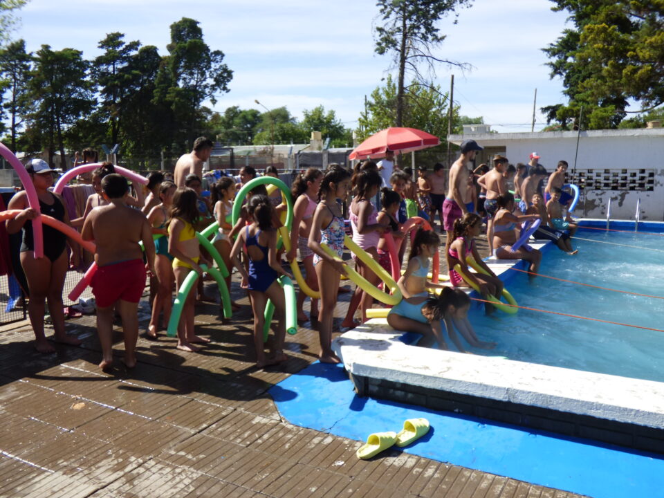 Cientos de familias disfrutan de las colonias de vacaciones en Intendente Alvear y Ceballos