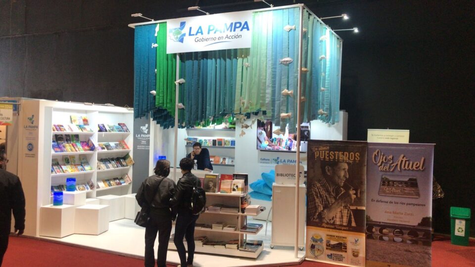 Reciben obras de escritores para participar en stand de la Feria Internacional del Libro