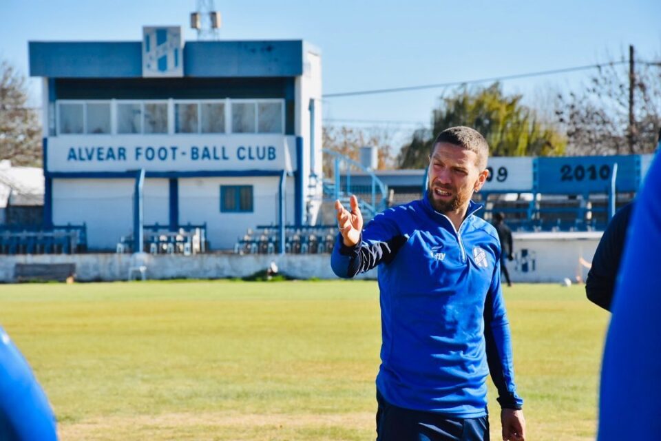 El Alvear FBC recibio la visita del campeon del mundo