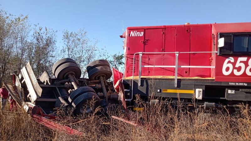 Un tren chocó a un camión en Quemú: no hubo lesionados
