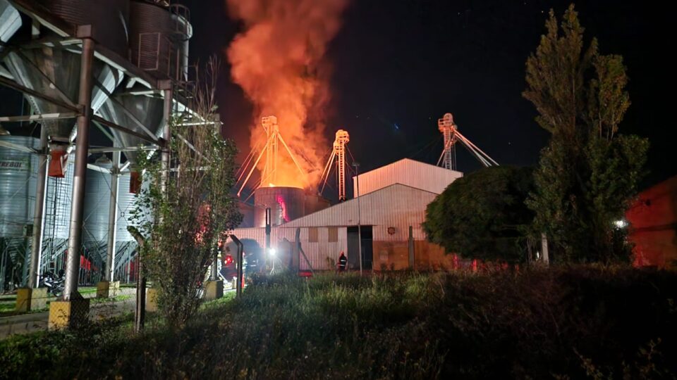 Bomberos trabaja en un incendio en un silo del parque industrial